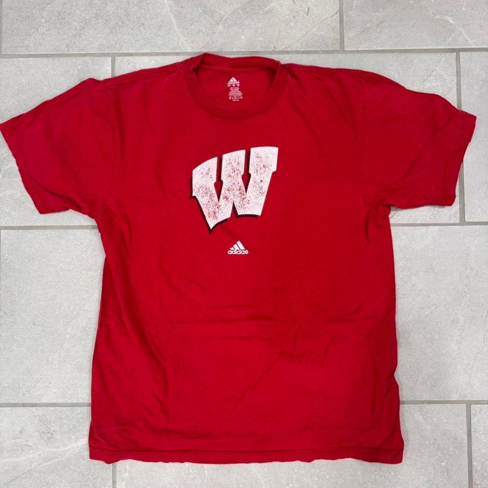 Vintage Adidas Wisconsin Badgers red cotton t-shirt with white 'W' logo, size L